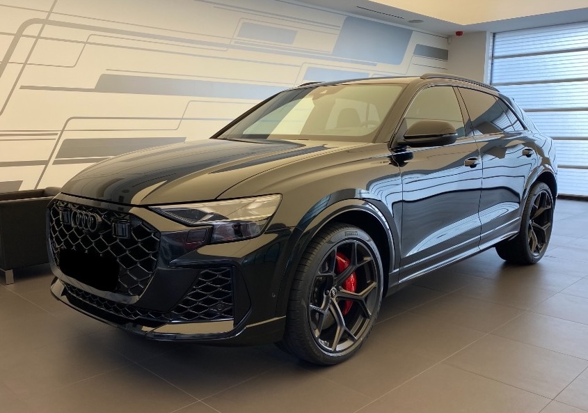 AUDI RSQ8 PERFORMANCE | FACELIFT | SKLADEM | V8 BITURBO 640 KONÍ | VIP SLEVA | SUPER SPORTOVNÍ SUV COUPÉ | černá Mythos | černo-červená kůže | karbon dekorace | keramické brzdy | plná výbava | české předváděcí auto | nákup online | AUTOiBUY.com